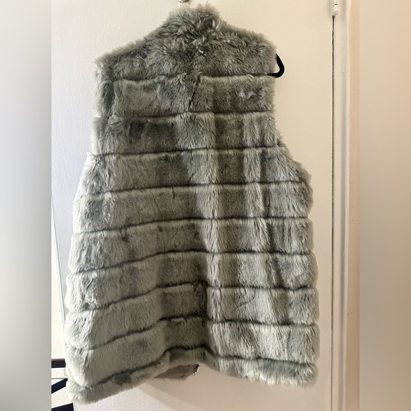 Plus Size faux fur vest - Picture 6 of 9
